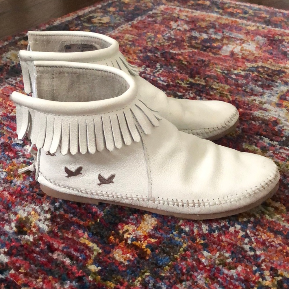 Exclusive white fringe!
